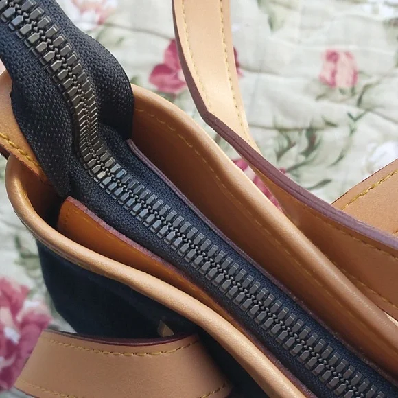 Dooney & Bourke Purse - Picture 9 of 10